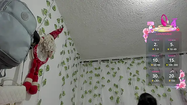 Snapshot of EmiliaRose_ chatting on June 7, 1:32 am EmiliaRose online show from June 7, 1:32 am
