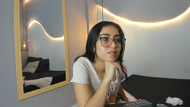 Snapshot of lucelly_15 chatting on October 24, 12:01 pm lucelly 15 online show from October 24, 12:01 pm