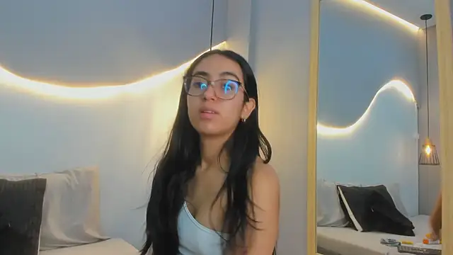 Snapshot of lucelly_15 chatting on October 31, 11:44 am lucelly 15 online show from October 31, 11:44 am