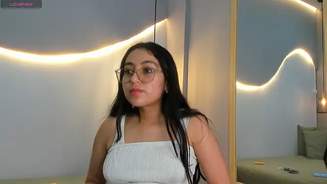 Snapshot of lucelly_15 chatting on December 21, 12:01 pm lucelly 15 online show from December 21, 12:01 pm