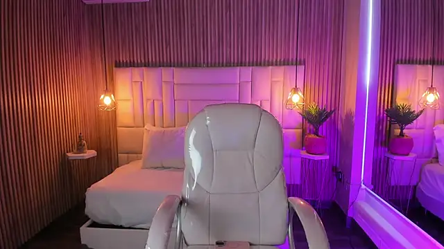 MelanieHillss online show from November 25, 4:45 am