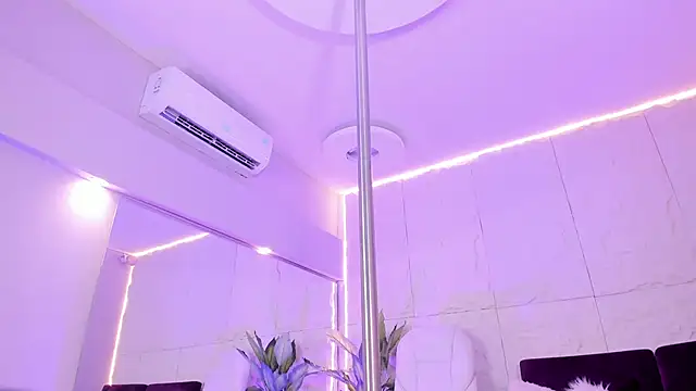 MelanieHillss online show from December 4, 4:11 am