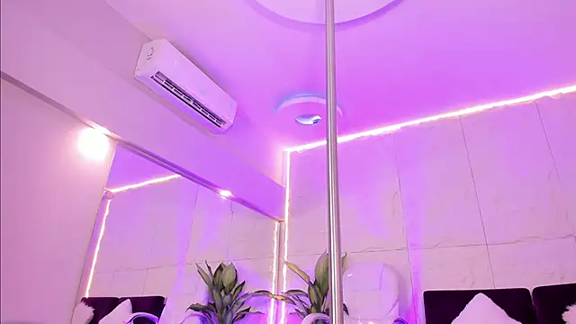 MelanieHillss online show from December 17, 4:40 am