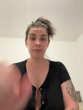 Snapshot of Lar0uch chatting on February 26, 6:43 pm Lar0uch online show from February 26, 6:43 pm