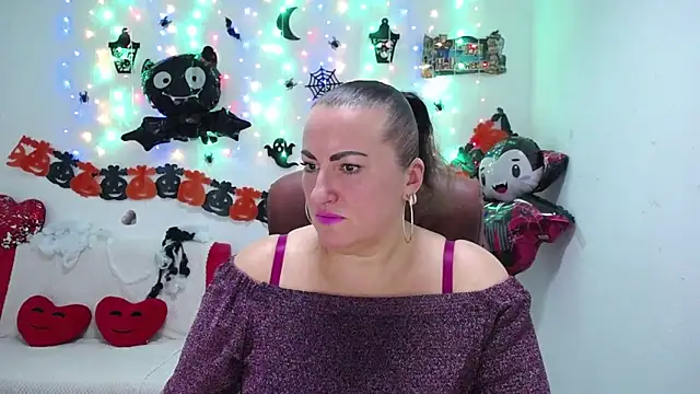 Snapshot of DianaMGG chatting on October 18, 5:14 pm DianaMGG online show from October 18, 5:14 pm