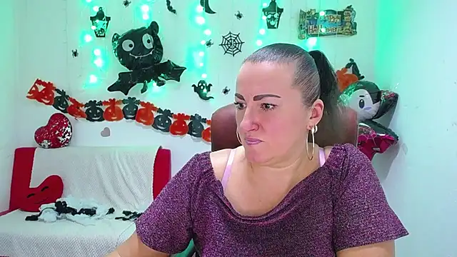 Snapshot of DianaMGG chatting on November 2, 6:21 pm DianaMGG online show from November 2, 6:21 pm