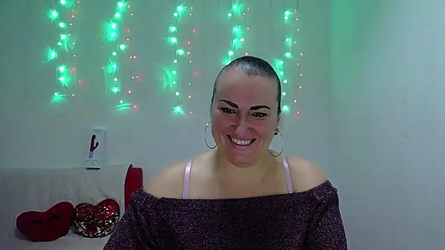 Snapshot of DianaMGG chatting on November 11, 6:35 am DianaMGG online show from November 11, 6:35 am