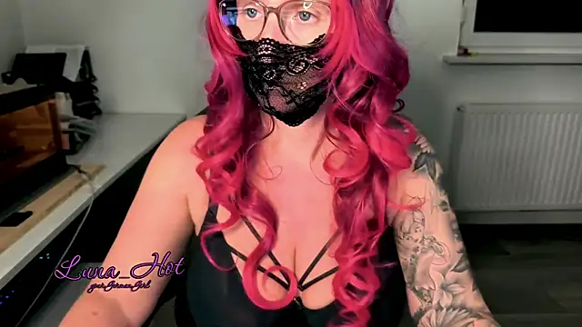 Lunalein online show from November 20, 8:30 pm