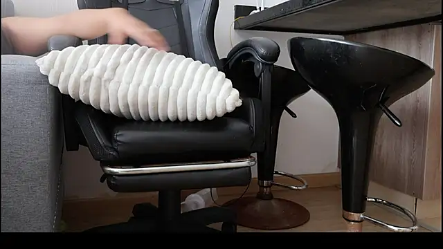 Karla Stein2025 online show from December 14, 4:01 pm