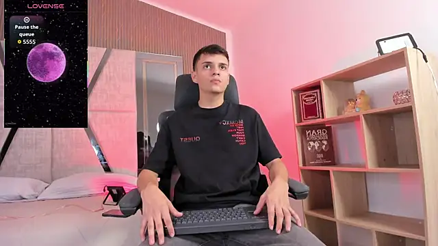 JacobRoberts1 online show from December 4, 8:17 pm