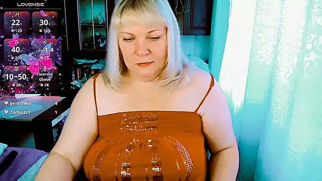 Snapshot of FlowerButterf chatting on September 15, 10:15 am FlowerButterf online show from September 15, 10:15 am