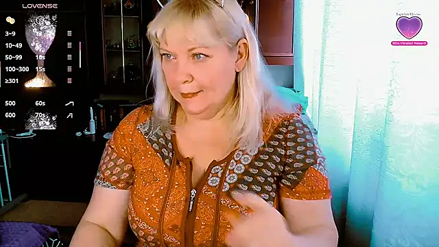 Snapshot of FlowerButterf chatting on December 15, 7:12 am FlowerButterf online show from December 15, 7:12 am