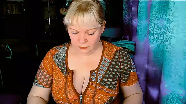 Snapshot of FlowerButterf chatting on December 15, 9:41 pm FlowerButterf online show from December 15, 9:41 pm