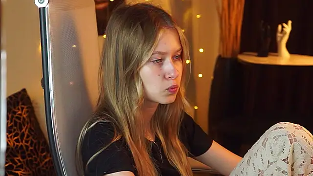 Snapshot of EveMundie chatting on May 26, 9:05 am EveMundie online show from May 26, 9:05 am