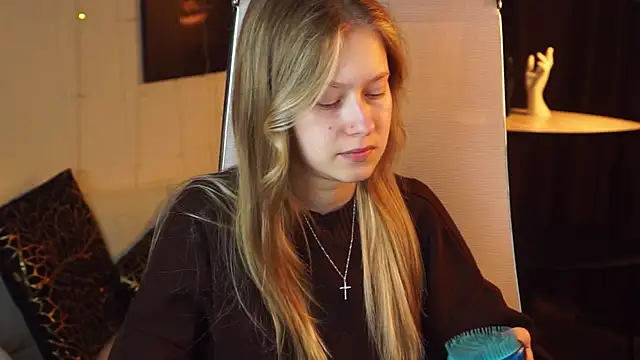 Snapshot of EveMundie chatting on May 27, 9:39 am EveMundie online show from May 27, 9:39 am