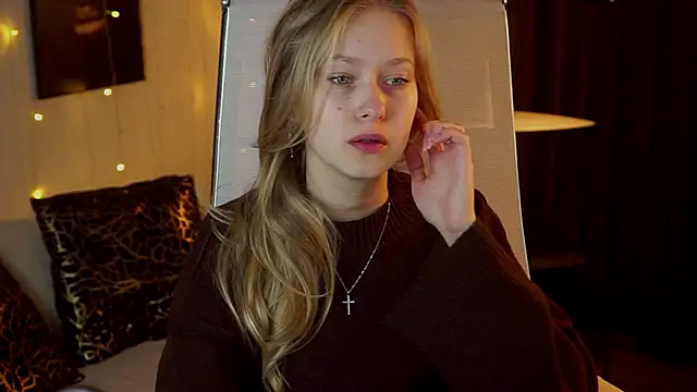 Snapshot of EveMundie chatting on June 3, 9:45 am EveMundie online show from June 3, 9:45 am