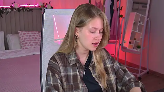 Snapshot of EveMundie chatting on June 15, 9:44 am EveMundie online show from June 15, 9:44 am