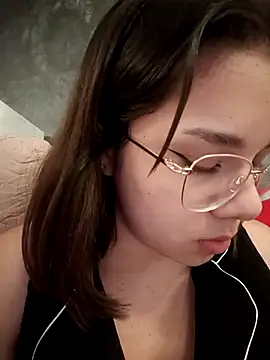 Snapshot of EmmaSulivan chatting on October 31, 2:01 am EmmaSulivan online show from October 31, 2:01 am