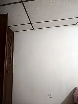 Snapshot of EmmaSulivan chatting on December 18, 10:21 am EmmaSulivan online show from December 18, 10:21 am