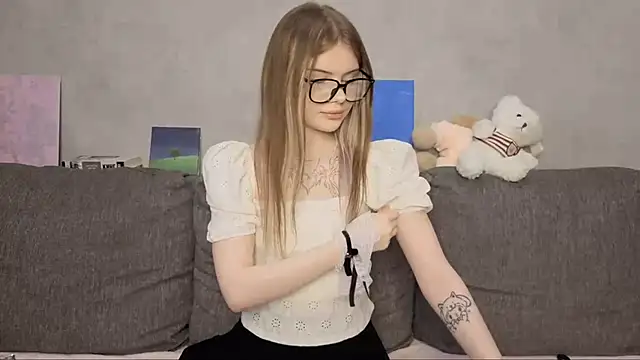Snapshot of CarolinePepper chatting on May 23, 1:48 pm CarolinePepper online show from May 23, 1:48 pm