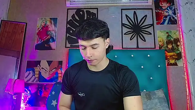 Snapshot of LiamAndrewzz chatting on August 4, 4:15 am LiamAndrewzz online show from August 4, 4:15 am