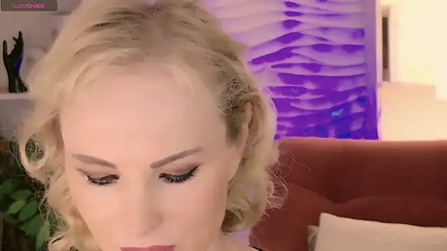 Snapshot of Sandra_Kind chatting on June 7, 5:11 am Sandra Kind online show from June 7, 5:11 am