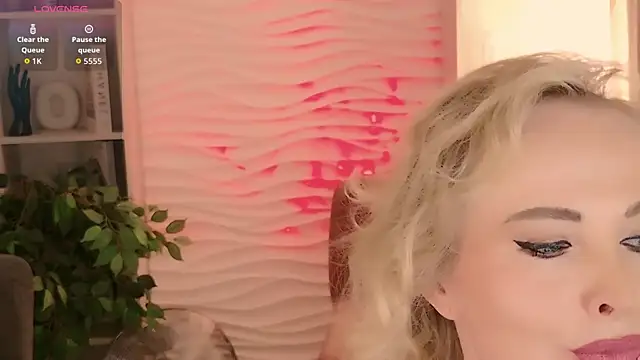 Snapshot of Sandra_Kind chatting on June 16, 5:21 am Sandra Kind online show from June 16, 5:21 am