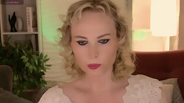 Snapshot of Sandra_Kind chatting on June 27, 5:23 am Sandra Kind online show from June 27, 5:23 am