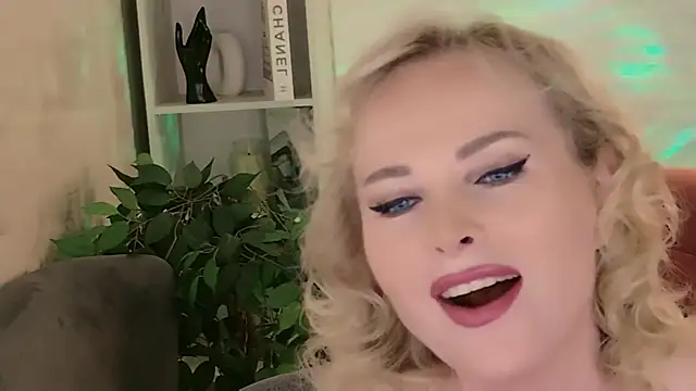 Snapshot of Sandra_Kind chatting on July 2, 5:24 am Sandra Kind online show from July 2, 5:24 am
