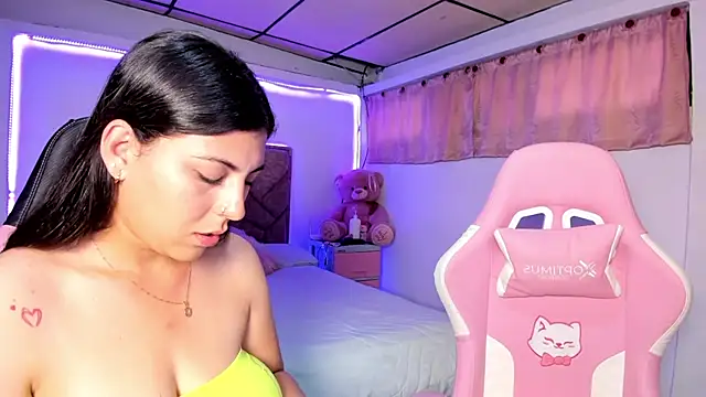 Snapshot of Cristal_Smith20 chatting on June 18, 11:36 am Cristal Smith20 online show from June 18, 11:36 am