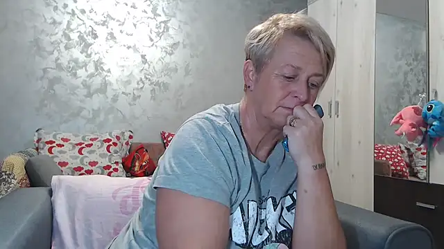 Snapshot of RosesandLillies chatting on November 9, 4:49 pm RosesandLillies online show from November 9, 4:49 pm