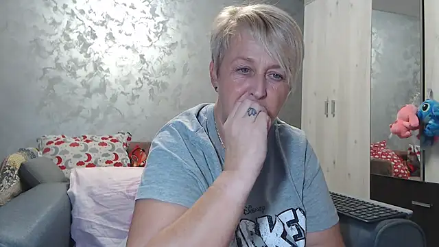 Snapshot of RosesandLillies chatting on November 10, 5:12 pm RosesandLillies online show from November 10, 5:12 pm