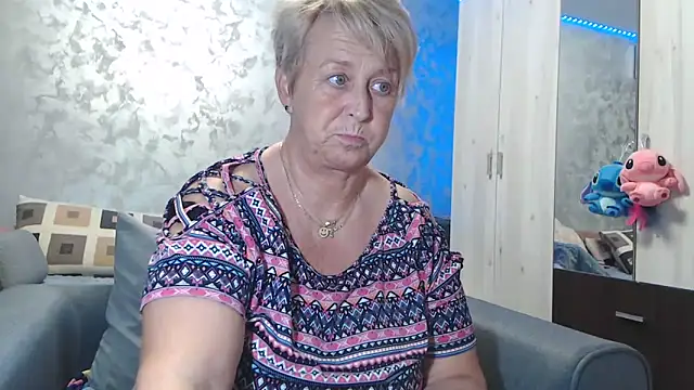 Snapshot of RosesandLillies chatting on November 14, 6:17 pm RosesandLillies online show from November 14, 6:17 pm