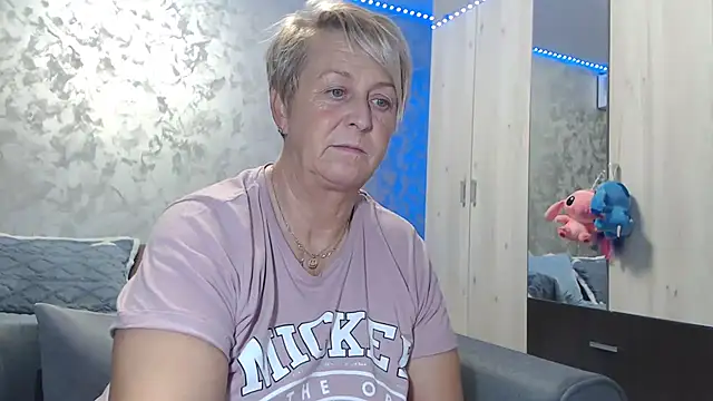 Snapshot of RosesandLillies chatting on November 24, 5:45 pm RosesandLillies online show from November 24, 5:45 pm