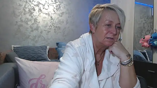 Snapshot of RosesandLillies chatting on December 5, 4:58 pm RosesandLillies online show from December 5, 4:58 pm