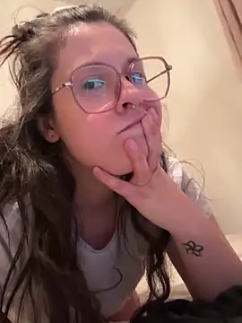 Snapshot of Rosiee69_ chatting on March 2, 6:37 am Rosiee69 online show from March 2, 6:37 am