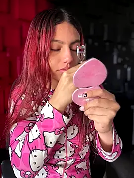 Snapshot of Emily-teen chatting on November 4, 1:43 pm Emily-teen online show from November 4, 1:43 pm