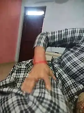 Snapshot of indian_couple4 chatting on February 21, 6:40 am indian couple4 online show from February 21, 6:40 am