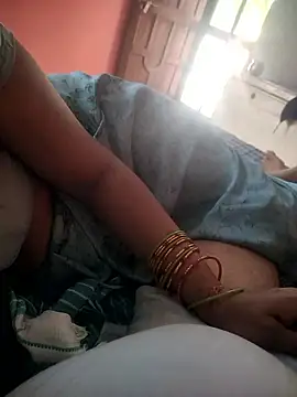 Snapshot of indian_couple4 chatting on November 6, 8:04 am indian couple4 online show from November 6, 8:04 am