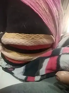 Snapshot of indian_couple4 chatting on December 17, 10:32 am indian couple4 online show from December 17, 10:32 am