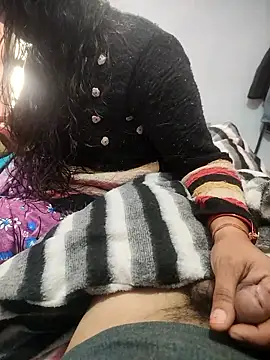 Snapshot of indian_couple4 chatting on January 19, 8:18 am indian couple4 online show from January 19, 8:18 am