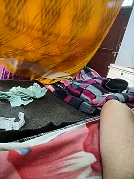 Snapshot of indian_couple4 chatting on February 14, 8:22 am indian couple4 online show from February 14, 8:22 am