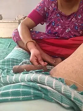 Snapshot of indian_couple4 chatting on May 6, 3:24 am indian couple4 online show from May 6, 3:24 am