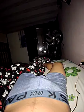 Snapshot of mikytoo chatting on December 16, 7:35 am mikytoo online show from December 16, 7:35 am