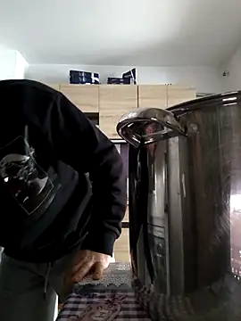 Snapshot of andreiiiii2025 chatting on February 3, 11:37 am andreiiiii2025 online show from February 3, 11:37 am