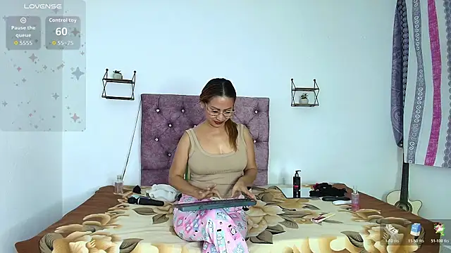 Snapshot of Rousemilf4u chatting on June 15, 9:22 am Rousemilf4u online show from June 15, 9:22 am