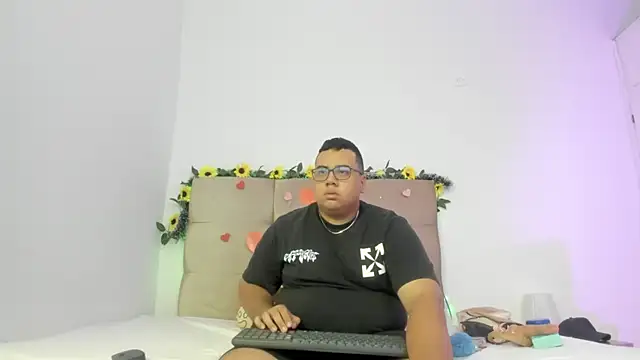 Snapshot of MICHAEL_AND_SHARON chatting on March 20, 3:13 am MICHAEL AND SHARON online show from March 20, 3:13 am