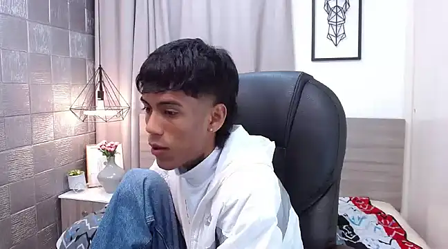 Snapshot of RyanKing19 chatting on March 6, 1:57 pm RyanKing19 online show from March 6, 1:57 pm