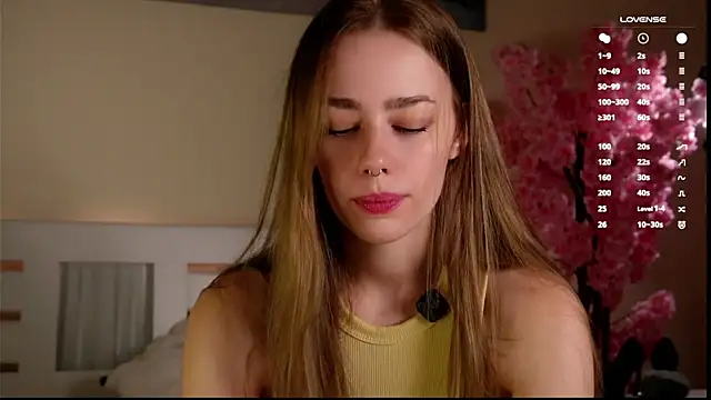 Snapshot of EmilaMills chatting on May 17, 1:51 pm EmilaMills online show from May 17, 1:51 pm