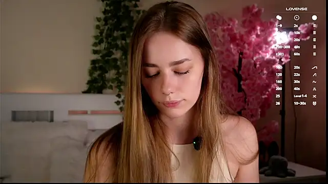 Snapshot of EmilaMills chatting on May 23, 9:13 am EmilaMills online show from May 23, 9:13 am